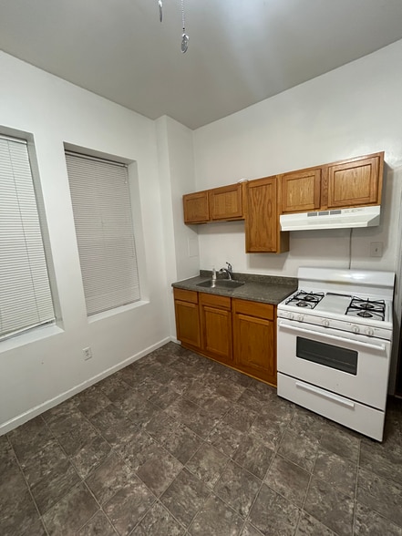 Building Photo - 2442 W Iowa St