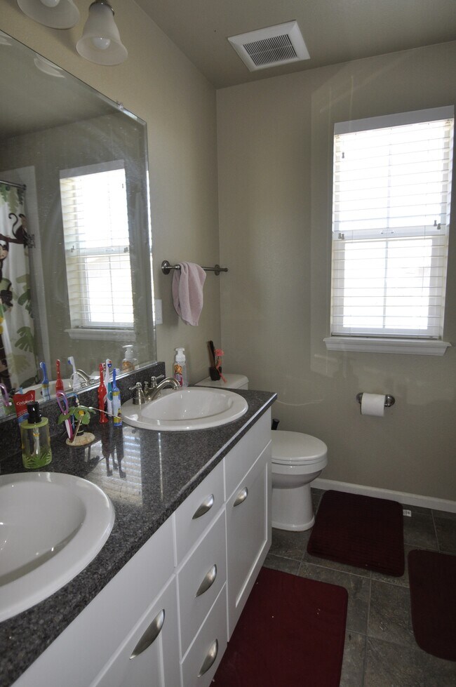 Building Photo - 5422 S Granby Way