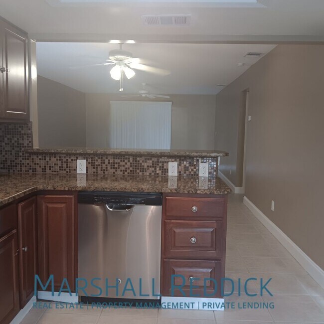 Building Photo - 2 bed 2 bath with a pool