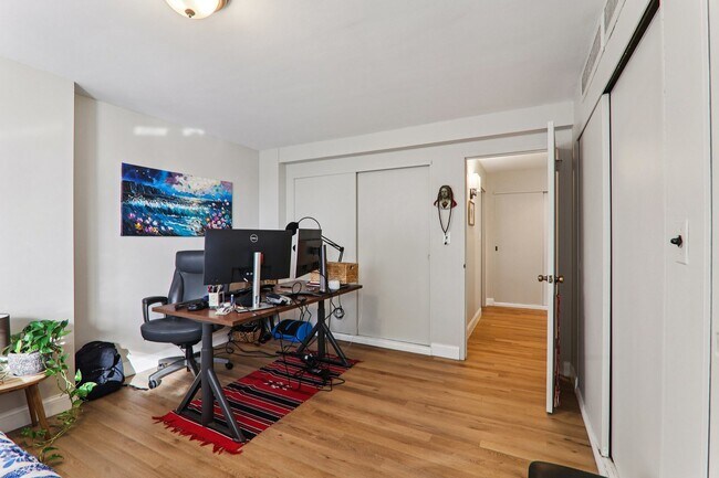 Building Photo - 5801 N Sheridan Rd