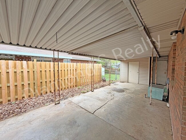 Building Photo - 2 Bedroom Duplex Available Now!  Great Location!