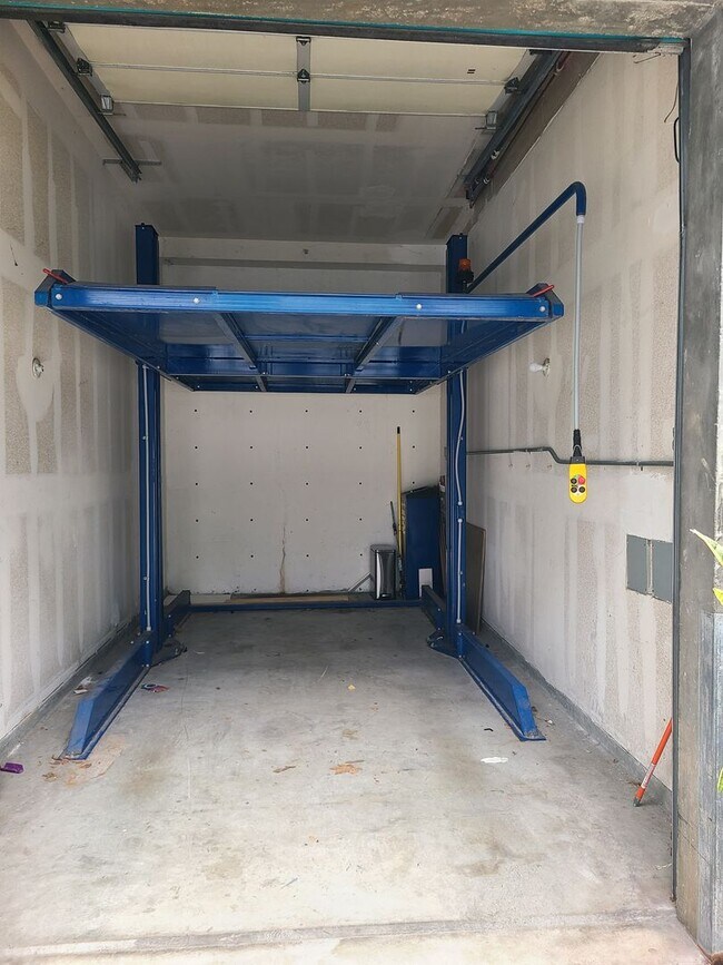 Building Photo - 5-Story UNIQUE Industrial Townhome - 3BD/4BA - w/ Open Floor Plan, Lots of Natural Light! - Secur...