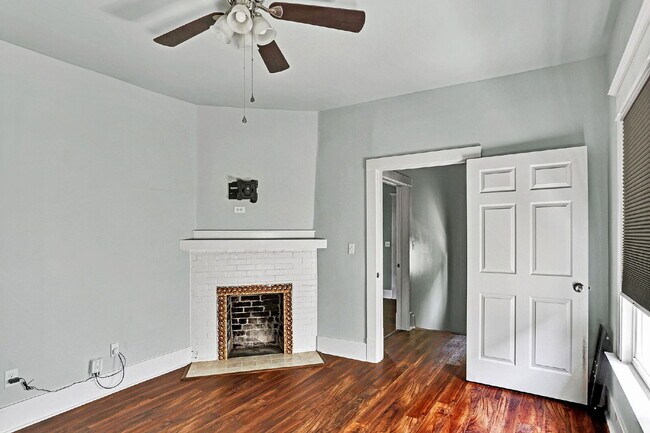 Building Photo - 4 bedroom 3 bath Springfield home