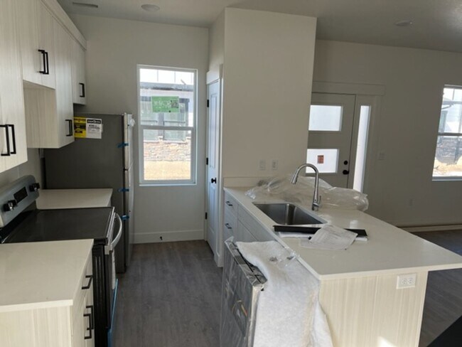 Building Photo - Beautiful 2023 New construction with pickl...