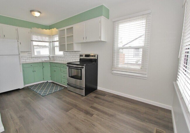 Building Photo - Charming Single-Level Home