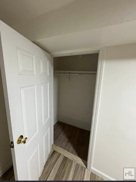 Building Photo - 32 STREET