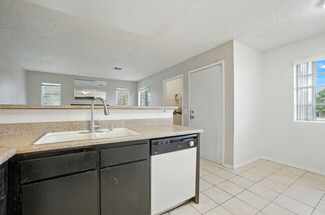 Building Photo - First floor 2-Bedroom, 1-Bath with Fireplace – Move-In Ready! ** MOVE IN SPECIAL! HALF OFF FIRST ...