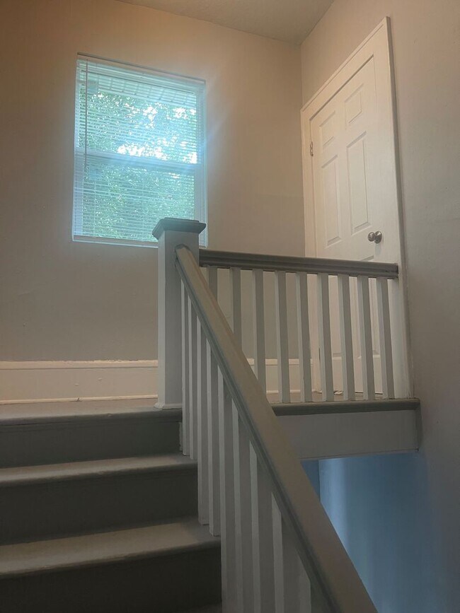 Building Photo - Duplex with Garage Apartment