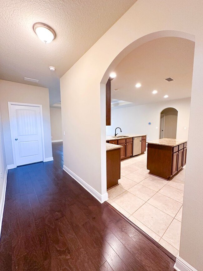 Building Photo - Well maintained 4 bedroom home with 2 car garage