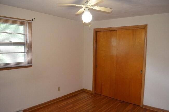 Building Photo - 3 bed, 2 bath home in Parkade area