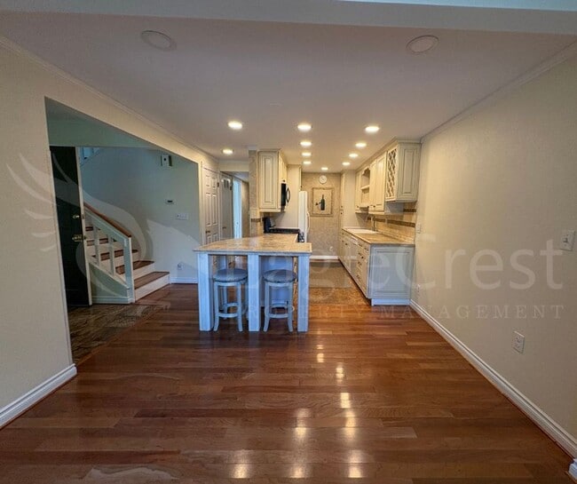 Building Photo - Three Bedroom Townhome Near Country Club G...