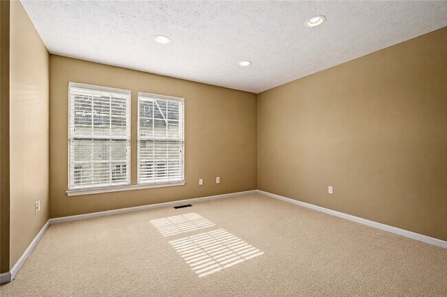 Building Photo - 208 Village Pl