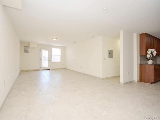 Building Photo - 400 Carney St