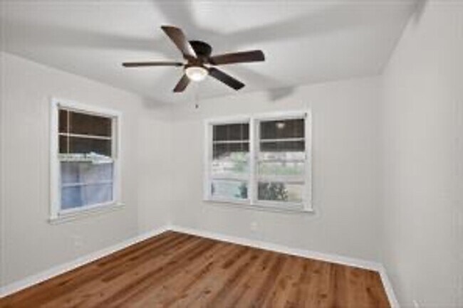Building Photo - MOVE IN READY 4 BED 2 BATH!