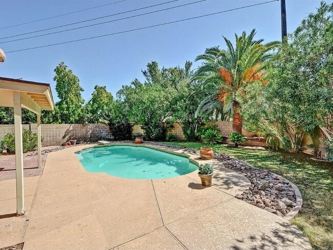 Building Photo - Trade Winds at Gilbert