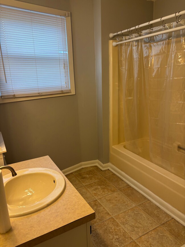 Building Photo - 284 Knoll Dr
