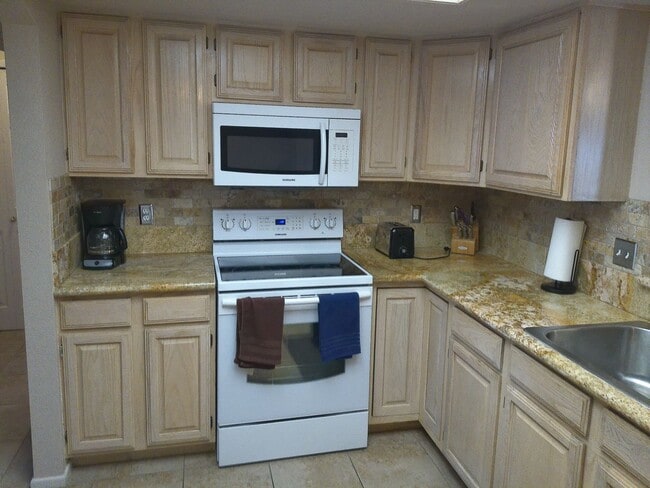 Building Photo - Seasonal  available Sept 1, 2025 to April 30,2026