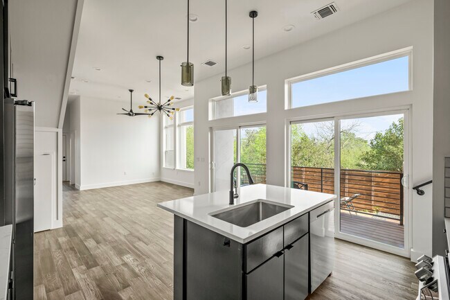 Building Photo - 4400 Mt Vernon Dr
