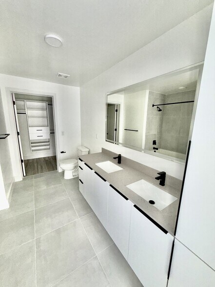 Building Photo - 18631 NE 25th Pl