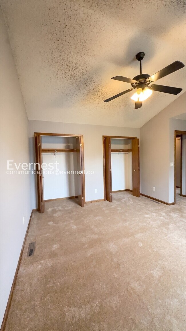 Building Photo - 3 Bed/1.5 Bath Home with Fenced Yard & Garage / Pet-Friendly / Vouchers Accepted / Available Now!