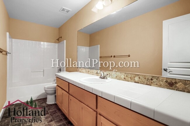 Building Photo - Must See, Beautiful 4 bedroom home in Hillsboro
