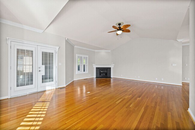 Building Photo - 3 Bedroom 2 Bath Pet Friendly Home For Rent with Community Pool Access!