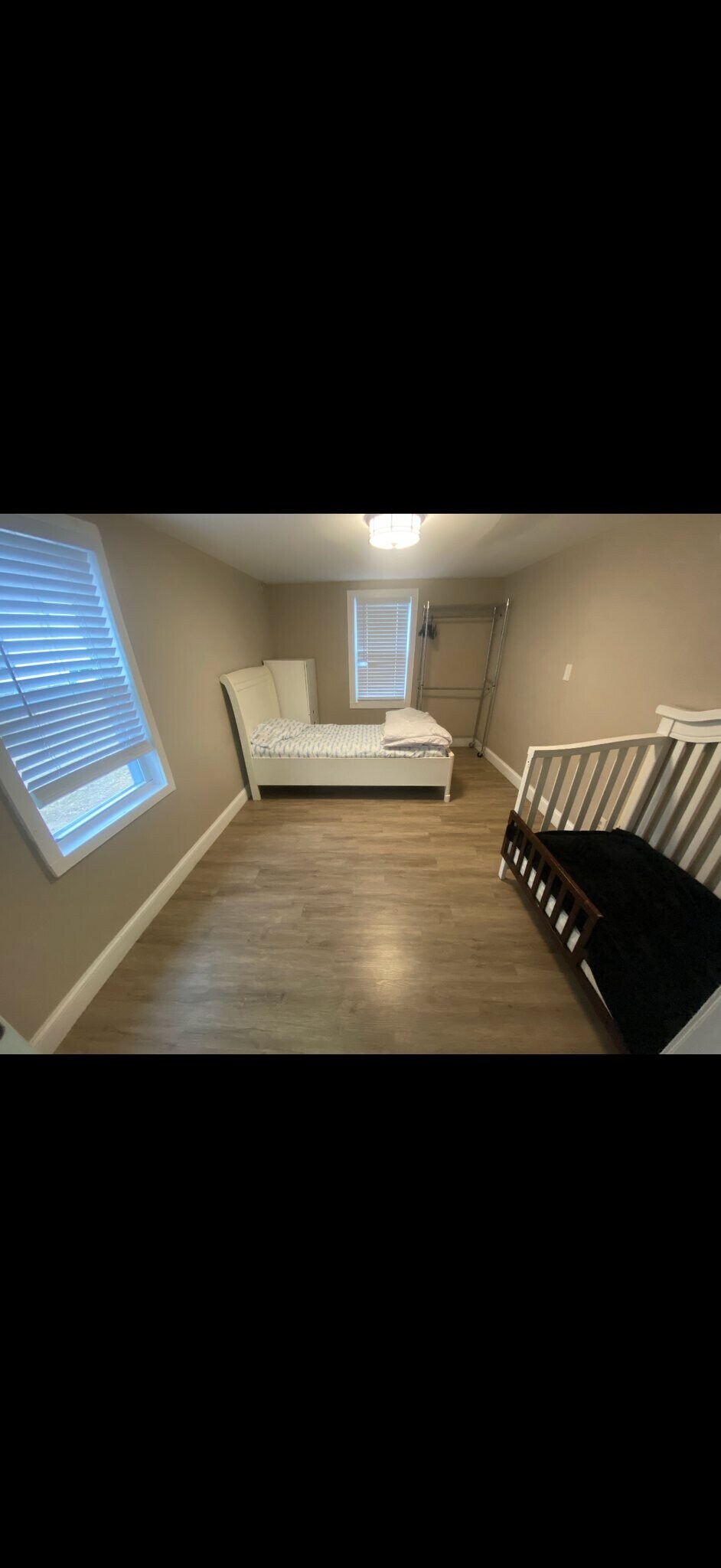 Building Photo - 4 Oak St