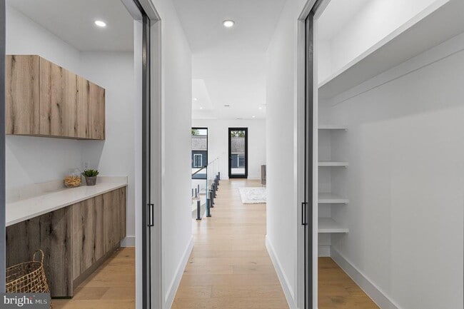 Building Photo - 1733 Chain Bridge Rd