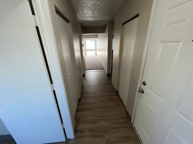 Building Photo - Convenient Downtown Location!