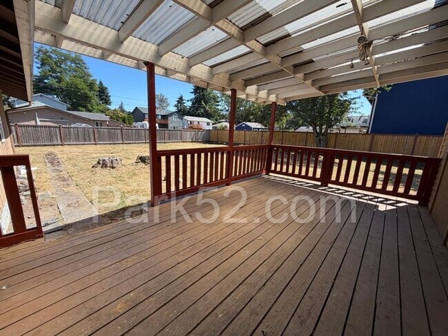 Building Photo - 4 Bedroom 2 Bathroom Single Family Northeast Tacoma Home