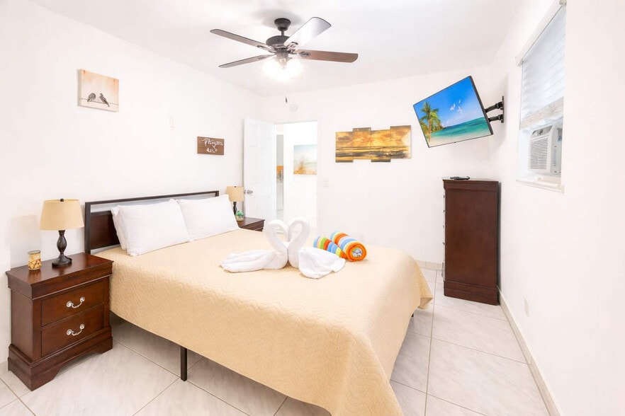 Building Photo - 324 Van Buren St