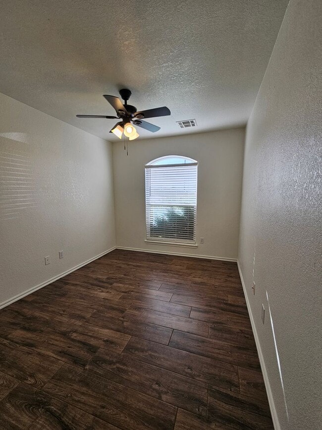 Building Photo - (3) Bed/(2) Bath East Norman Avail NOW!