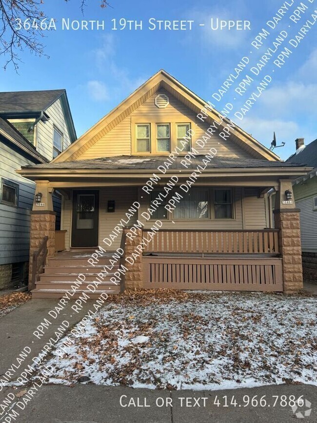 Building Photo - Freshly Updated Upper Duplex - 2 Bedrooms