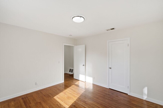 Building Photo - 541 Jackson Ave