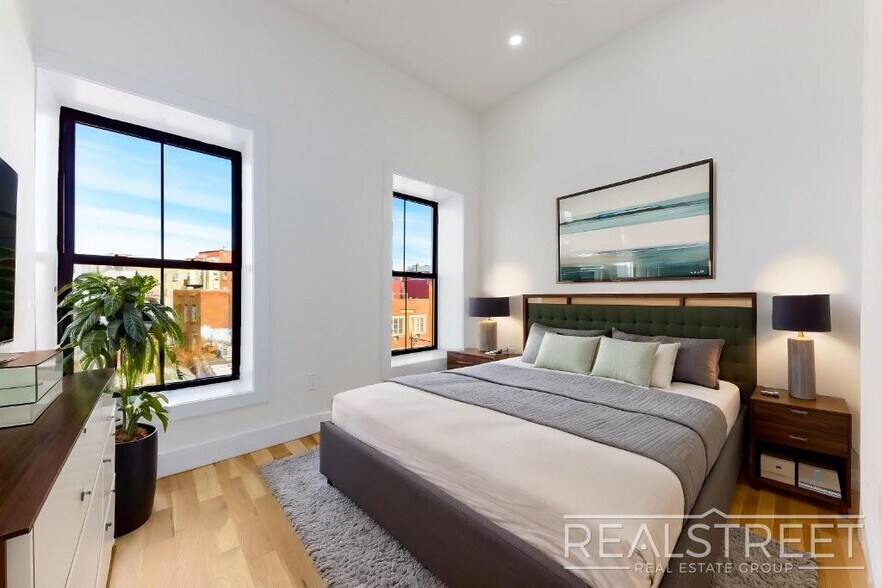 Building Photo - Stunning 4 Bed 2 Bath in Clinton Hill with...