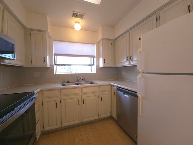 Building Photo - 525 Manhattan Dr