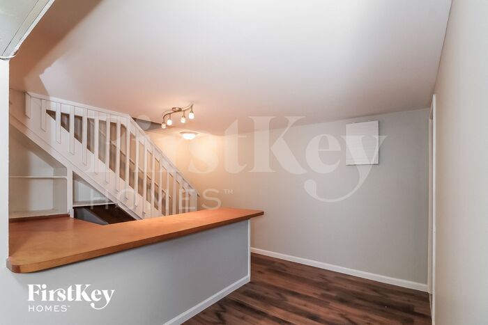 Building Photo - 5721 Crestview Dr