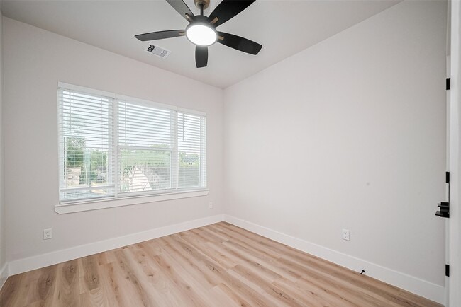 Building Photo - 3544 Mt Pleasant St