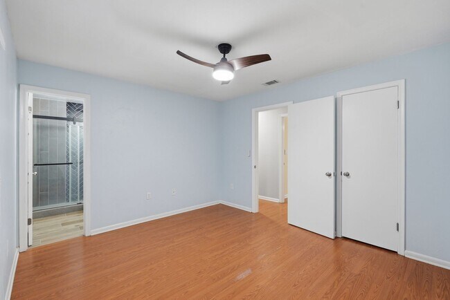 Building Photo - Roomy 3 bedroom 2 bath with great fenced yard