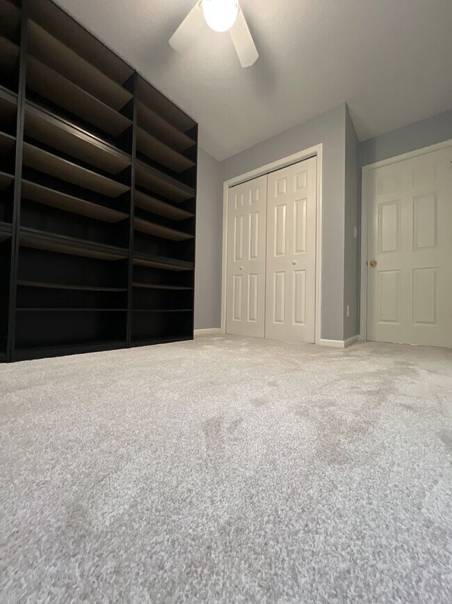 Building Photo - 2 Bedroom Condo! Available AUGUST 2026!  M...