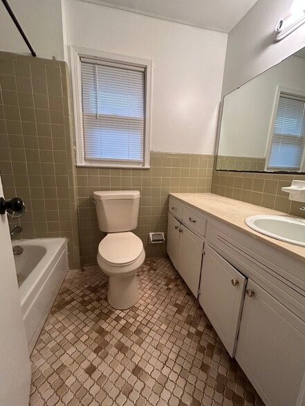 Hall bathroom - 3737 Hunting Creek Rd