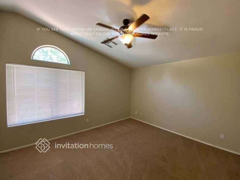 Building Photo - 764 W La Pryor Ln