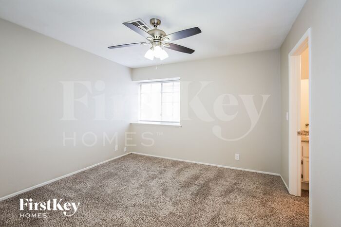 Building Photo - 2368 Valley Dr