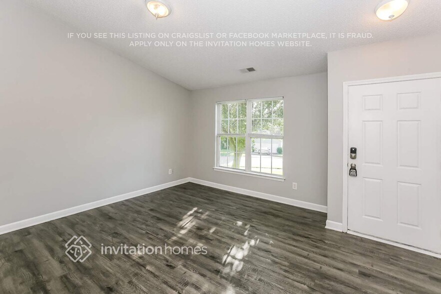 Building Photo - 916 Anchor Way NE