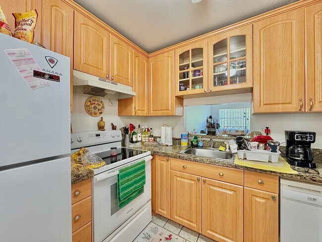 Building Photo - 5181 W Oakland Park Blvd