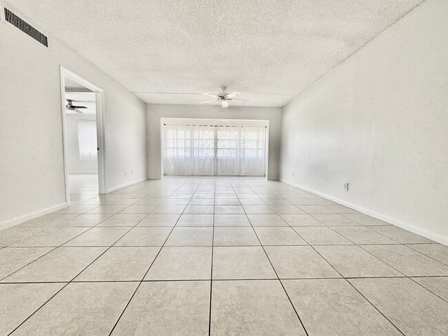 Building Photo - Charming 2 bed/ 2 bath in Royal Palm Villas