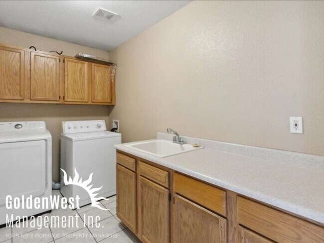 Building Photo - Spacious 4Bdm 2Ba Downtown Duplex