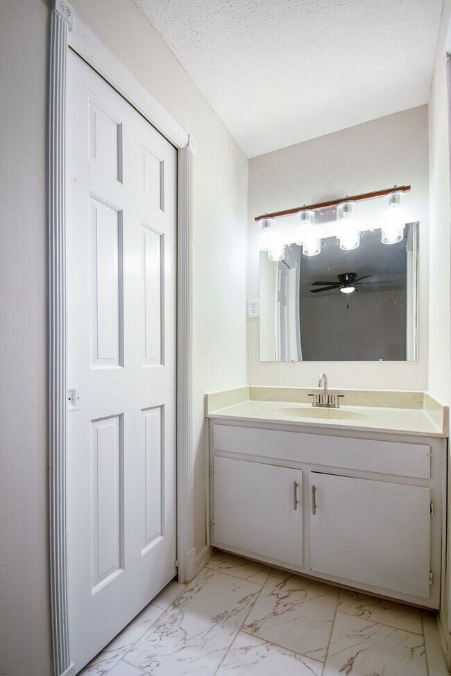 Building Photo - Spacious Renovated Home with Fenced Yard !