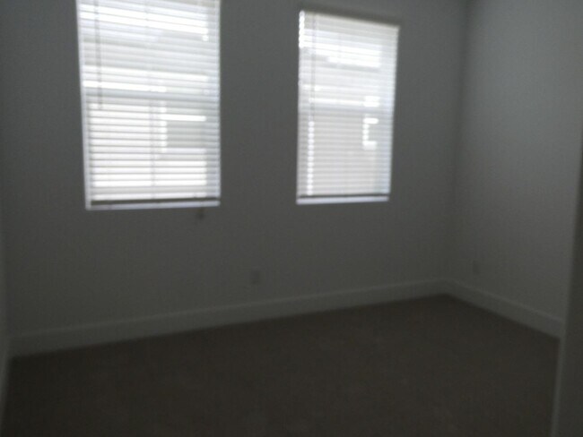 Building Photo - 2725 E Teaberry Dr
