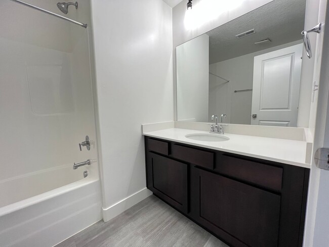 Building Photo - 3 Bedroom/2.5 Bathroom Townhouse in Herriman